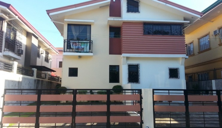 Photo 1 of 3 bedroom house in Pilar, Las Pinas, duplex type with garage